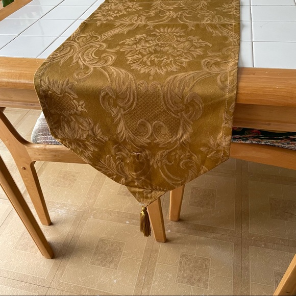 GOODFELLOW Gold Damask Table Runner with Tassels 13x68 - Picture 3 of 6